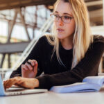 Frau arbeitet am Laptop