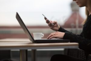 Frau arbeitet am Laptop