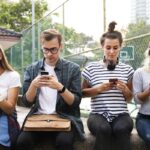 Photo teenagers with smartphone