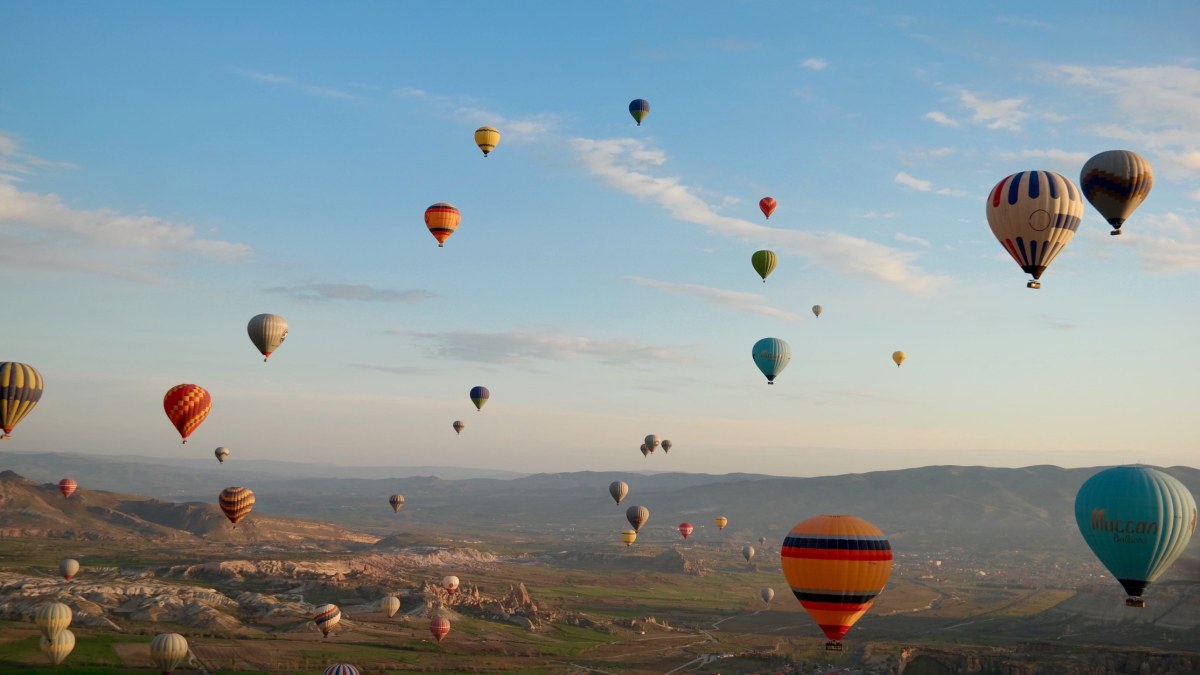 Photo balloons over landscape