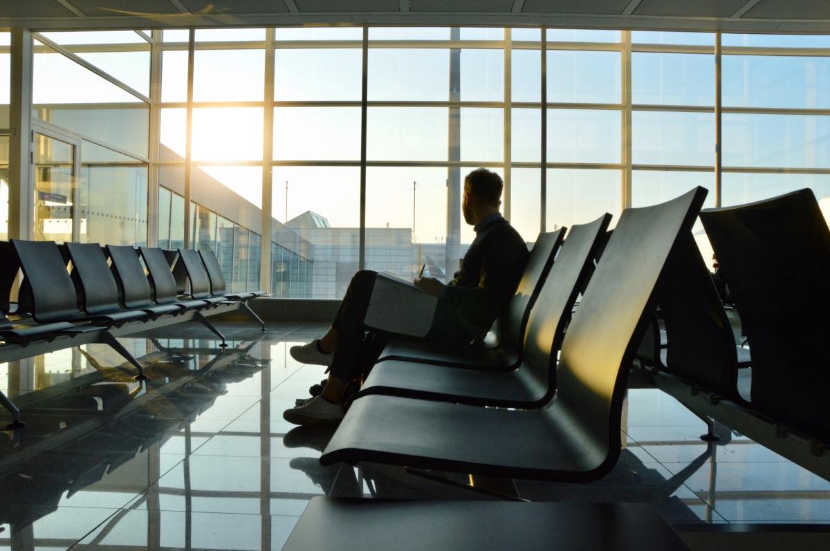 Photo young man at the airport