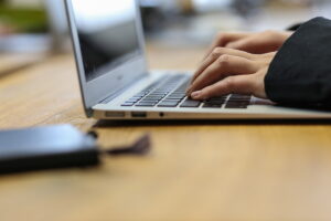 Photo Woman working on laptop