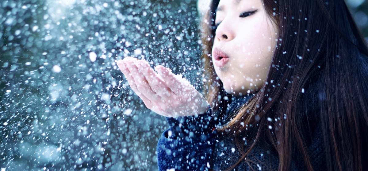 Photo Girl blowing snow off her hand