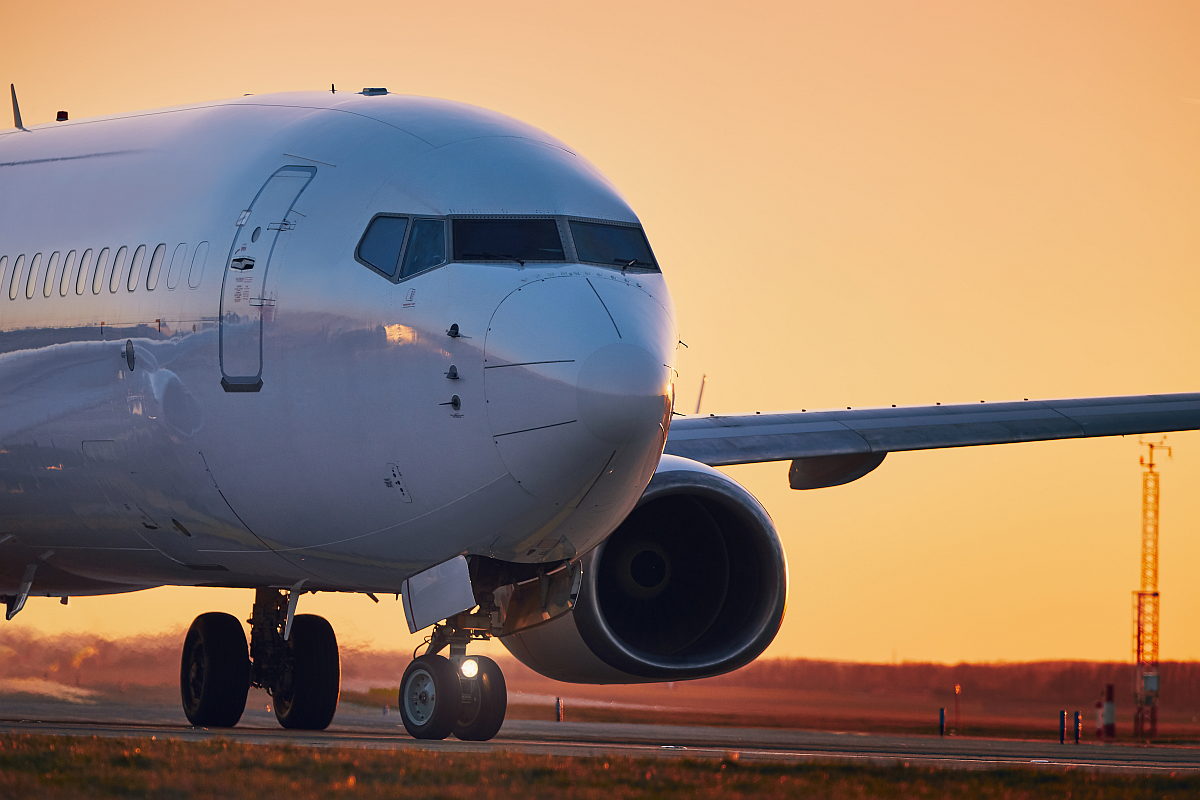 Photo airplane on runway