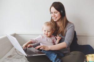 Frau arbeitet am Laptop