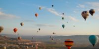 Foto Ballons über Landschaft